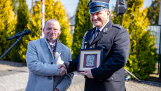Uscisk Dłoni I Przekazania Podarunku