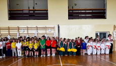 uczniowie na hali sportowej