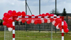 bramka piłkarska ozdobiona balonami