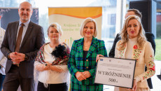 rozstrzygnięcie konkursu kulinarnego nagrody wręczają marszałek Renata Janik, wicemarszałek Grzegorz Socha, dyrektor Muzeum Wsi Kieleckiej Katarzyna Korus, kierownik Małgorzata Krzywda