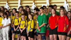 uczniowie w strojach sportowych