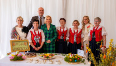 rozstrzygnięcie konkursu kulinarnego nagrody wręczają marszałek Renata Janik, wicemarszałek Grzegorz Socha, dyrektor Muzeum Wsi Kieleckiej Katarzyna Korus, kierownik Małgorzata Krzywda