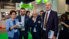 ekspozycję targów Ekotech zwiedza wicemarszałek Grzegorz Socha