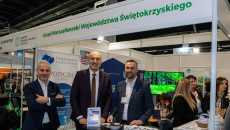 ekspozycję targów Ekotech zwiedza wicemarszałek Grzegorz Socha