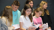 marszałek Renata Janik, członek Zarządu Anita Koniusz podczas spotkania z postacią Koziołka Matołka i dziećmi