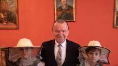 grupa uczniów i wicemarszałek Marek Bogusławski