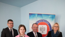 grupa uczniów i wicemarszałek Marek Bogusławski