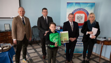 grupa uczniów i wicemarszałek Marek Bogusławski
