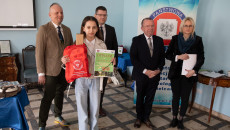 grupa uczniów i wicemarszałek Marek Bogusławski