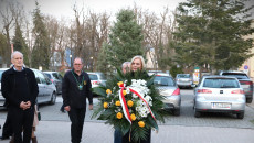 marszałek Renata Janik składa wieniec kwiatów