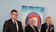 grupa uczniów i wicemarszałek Marek Bogusławski