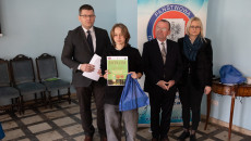 grupa uczniów i wicemarszałek Marek Bogusławski