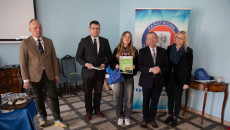 grupa uczniów i wicemarszałek Marek Bogusławski