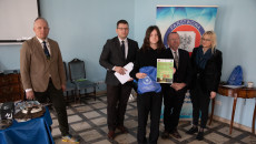 grupa uczniów i wicemarszałek Marek Bogusławski