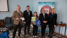 grupa uczniów i wicemarszałek Marek Bogusławski