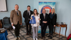 grupa uczniów i wicemarszałek Marek Bogusławski