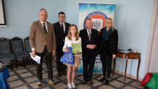 grupa uczniów i wicemarszałek Marek Bogusławski