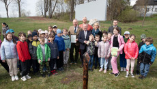 grupa uczniów i wicemarszałek Marek Bogusławski