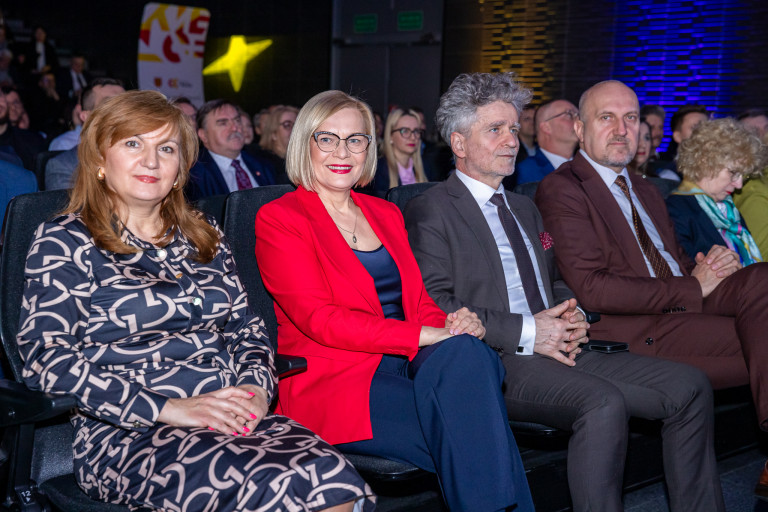 marszałek Renata Janik, wicemarszałek Grzegorz Socha, członek Zarządu Anita Koniusz, senator Krzysztof Słoń