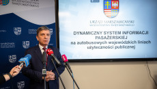 Konferencja prasowa Andrzeja Prusia, członka Zarządu Województwa w sprawie systemu dynamicznej informacji pasażerskiej.