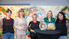 kiermasz wielkanocny marszałek Renata Janik i dyrektor WDK Magdalena Fogiel-Litwinek