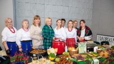 kiermasz wielkanocny marszałek Renata Janik i dyrektor WDK Magdalena Fogiel-Litwinek