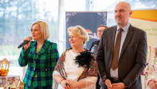 rozstrzygnięcie konkursu kulinarnego nagrody wręczają marszałek Renata Janik, wicemarszałek Grzegorz Socha, dyrektor Muzeum Wsi Kieleckiej Katarzyna Korus, kierownik Małgorzata Krzywda