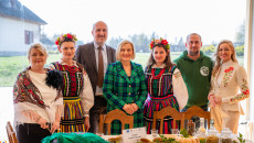 rozstrzygnięcie konkursu kulinarnego nagrody wręczają marszałek Renata Janik, wicemarszałek Grzegorz Socha, dyrektor Muzeum Wsi Kieleckiej Katarzyna Korus, kierownik Małgorzata Krzywda