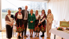 rozstrzygnięcie konkursu kulinarnego nagrody wręczają marszałek Renata Janik, wicemarszałek Grzegorz Socha, dyrektor Muzeum Wsi Kieleckiej Katarzyna Korus, kierownik Małgorzata Krzywda