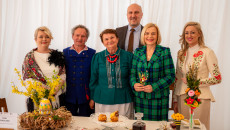 rozstrzygnięcie konkursu kulinarnego nagrody wręczają marszałek Renata Janik, wicemarszałek Grzegorz Socha, dyrektor Muzeum Wsi Kieleckiej Katarzyna Korus, kierownik Małgorzata Krzywda