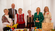 rozstrzygnięcie konkursu kulinarnego nagrody wręczają marszałek Renata Janik, wicemarszałek Grzegorz Socha, dyrektor Muzeum Wsi Kieleckiej Katarzyna Korus, kierownik Małgorzata Krzywda