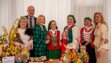 rozstrzygnięcie konkursu kulinarnego nagrody wręczają marszałek Renata Janik, wicemarszałek Grzegorz Socha, dyrektor Muzeum Wsi Kieleckiej Katarzyna Korus, kierownik Małgorzata Krzywda