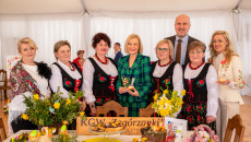 rozstrzygnięcie konkursu kulinarnego nagrody wręczają marszałek Renata Janik, wicemarszałek Grzegorz Socha, dyrektor Muzeum Wsi Kieleckiej Katarzyna Korus, kierownik Małgorzata Krzywda