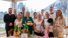 rozstrzygnięcie konkursu kulinarnego nagrody wręczają marszałek Renata Janik, wicemarszałek Grzegorz Socha, dyrektor Muzeum Wsi Kieleckiej Katarzyna Korus, kierownik Małgorzata Krzywda