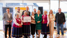 rozstrzygnięcie konkursu kulinarnego nagrody wręczają marszałek Renata Janik, wicemarszałek Grzegorz Socha, dyrektor Muzeum Wsi Kieleckiej Katarzyna Korus, kierownik Małgorzata Krzywda