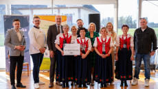 rozstrzygnięcie konkursu kulinarnego nagrody wręczają marszałek Renata Janik, wicemarszałek Grzegorz Socha, dyrektor Muzeum Wsi Kieleckiej Katarzyna Korus, kierownik Małgorzata Krzywda