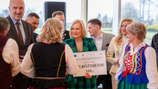 rozstrzygnięcie konkursu kulinarnego nagrody wręczają marszałek Renata Janik, wicemarszałek Grzegorz Socha, dyrektor Muzeum Wsi Kieleckiej Katarzyna Korus, kierownik Małgorzata Krzywda
