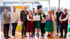 rozstrzygnięcie konkursu kulinarnego nagrody wręczają marszałek Renata Janik, wicemarszałek Grzegorz Socha, dyrektor Muzeum Wsi Kieleckiej Katarzyna Korus, kierownik Małgorzata Krzywda