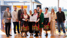rozstrzygnięcie konkursu kulinarnego nagrody wręczają marszałek Renata Janik, wicemarszałek Grzegorz Socha, dyrektor Muzeum Wsi Kieleckiej Katarzyna Korus, kierownik Małgorzata Krzywda