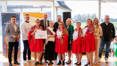 rozstrzygnięcie konkursu kulinarnego nagrody wręczają marszałek Renata Janik, wicemarszałek Grzegorz Socha, dyrektor Muzeum Wsi Kieleckiej Katarzyna Korus, kierownik Małgorzata Krzywda