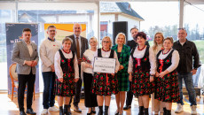 rozstrzygnięcie konkursu kulinarnego nagrody wręczają marszałek Renata Janik, wicemarszałek Grzegorz Socha, dyrektor Muzeum Wsi Kieleckiej Katarzyna Korus, kierownik Małgorzata Krzywda
