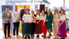 rozstrzygnięcie konkursu kulinarnego nagrody wręczają marszałek Renata Janik, wicemarszałek Grzegorz Socha, dyrektor Muzeum Wsi Kieleckiej Katarzyna Korus, kierownik Małgorzata Krzywda