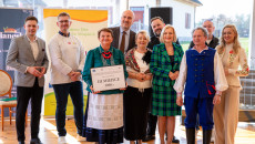 rozstrzygnięcie konkursu kulinarnego nagrody wręczają marszałek Renata Janik, wicemarszałek Grzegorz Socha, dyrektor Muzeum Wsi Kieleckiej Katarzyna Korus, kierownik Małgorzata Krzywda