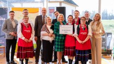 rozstrzygnięcie konkursu kulinarnego nagrody wręczają marszałek Renata Janik, wicemarszałek Grzegorz Socha, dyrektor Muzeum Wsi Kieleckiej Katarzyna Korus, kierownik Małgorzata Krzywda
