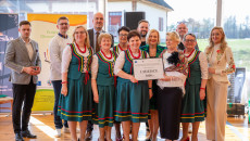 rozstrzygnięcie konkursu kulinarnego nagrody wręczają marszałek Renata Janik, wicemarszałek Grzegorz Socha, dyrektor Muzeum Wsi Kieleckiej Katarzyna Korus, kierownik Małgorzata Krzywda
