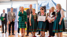 rozstrzygnięcie konkursu kulinarnego nagrody wręczają marszałek Renata Janik, wicemarszałek Grzegorz Socha, dyrektor Muzeum Wsi Kieleckiej Katarzyna Korus, kierownik Małgorzata Krzywda