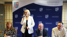 W Jędrzejowie samorządowcy i przedsiębiorcy rozmawiali o inwestycjach i rozwoju regionu. Przemawia marszałek Renata Janik.