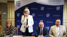 W Jędrzejowie samorządowcy i przedsiębiorcy rozmawiali o inwestycjach i rozwoju regionu. Przemawia marszałek Renata Janik.