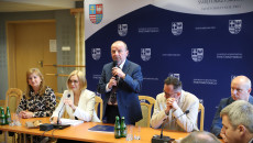 W Jędrzejowie samorządowcy i przedsiębiorcy rozmawiali o inwestycjach i rozwoju regionu. Przemawia wicemarszałek Marek Bogusławski.