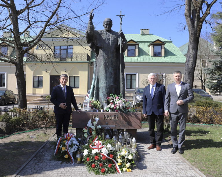 Złożenie Kwiatów Pod Pomnikiem Papieża